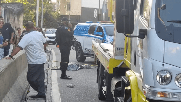Casal morre ao ficar em linha de tiros durante assalto, no Rio de Janeiro