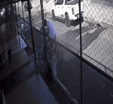 VÍDEO: Homens de bicicleta derrubam idoso e roubam aposentadoria dele no DF