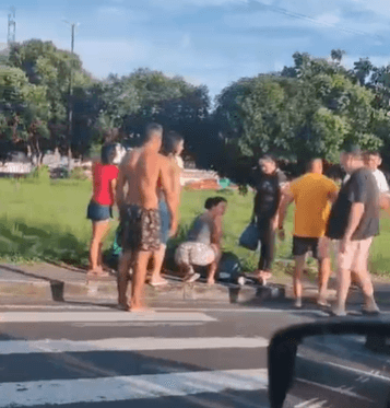 VÍDEO: Jovem é atropelado por motocicleta ao atravessar na faixa de pedestre, em Manaus