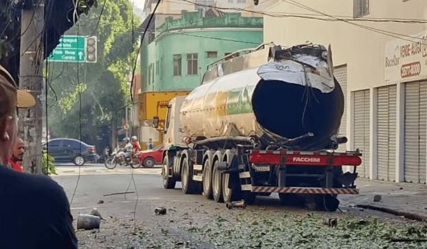 Vídeo: Caminhão-tanque explode e causa pânico em moradores, no Rio de Janeiro