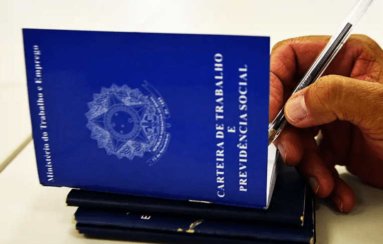 Brasil bate recorde com 100 milhões de pessoas empregadas, segundo IBGE