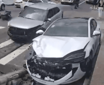 VÍDEO: Carro de test drive causa acidente e deixa taxista ferido, em Manaus