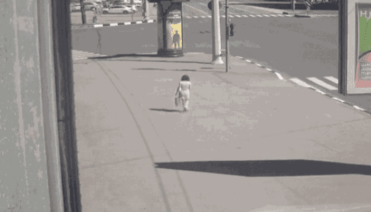 Vídeo mostra momento em que mulher escapa de bomberdeio na Ucrânia