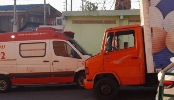 VÍDEO: Acidente entre caminhão e motocicleta deixa casal e criança feridos, em Manaus