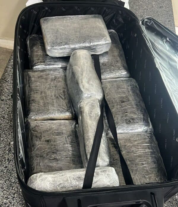 Mulher é presa ao tentar embarcar com 10 tabletes de maconha, em São Gabriel da Cachoeira, no AM