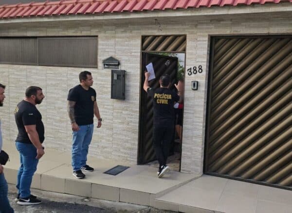 VÍDEO: Diretora escolar é presa em Manaus suspeita de integrar pirâmide financeira que desviou de R$ 15 milhões