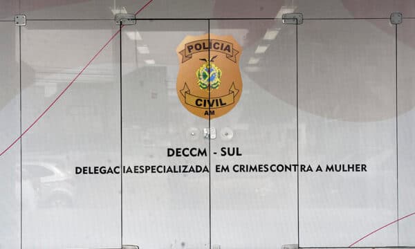 Após crise de ciúmes, homem esfaqueia ‘amiga’ na frente do filho de 4 anos, em Manaus