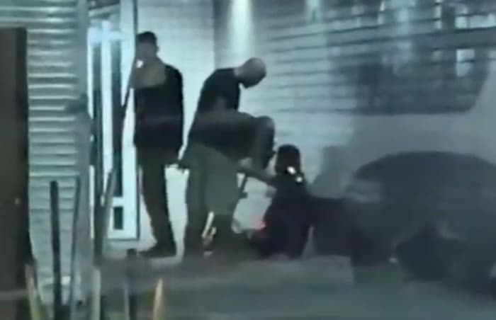 VÍDEO: Jovem é agredido e jogado na calçada após sair de boate, em Santos