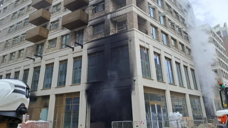 VÍDEO: Incêndio em canteiro de obras deixa sete pessoas hospitalizadas, em Londres