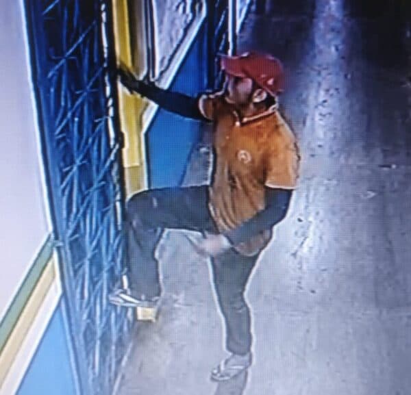 VÍDEO: Ladrão é flagrado roubando televisão em escola de Manaus