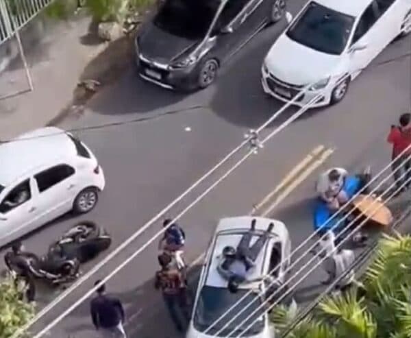 VÍDEO: Motociclista é arremessado e cai em cima de carro durante acidente em Manaus