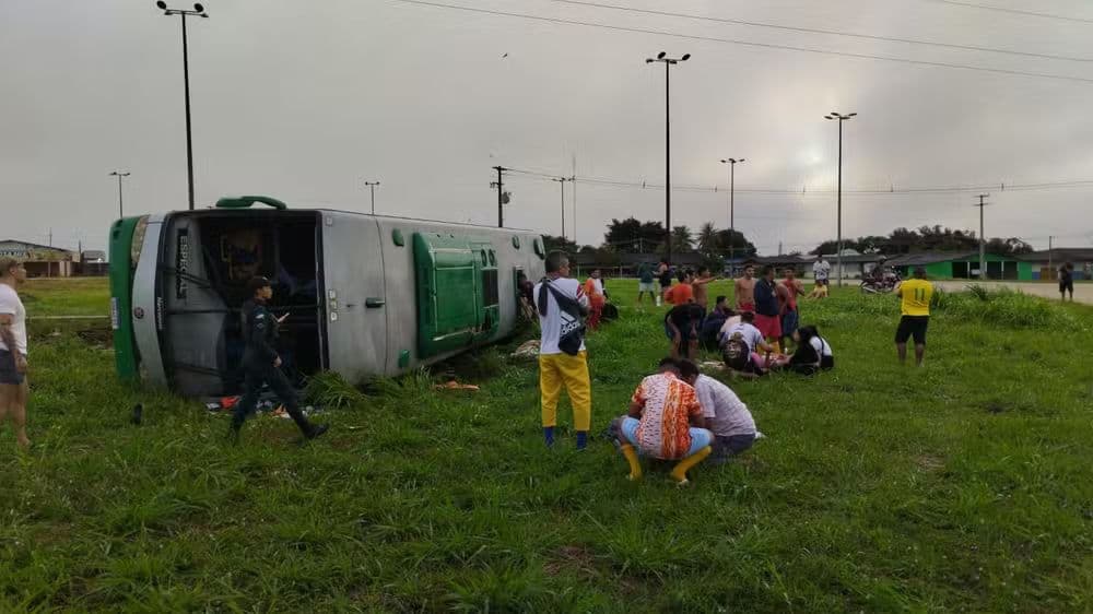Ônibus tomba na BR-174 e deixa passageiros feridos no Amazonas