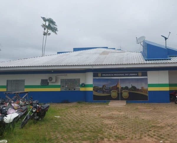 Após discussão, homem crava a faca no abdômen de companheira, no interior do AM