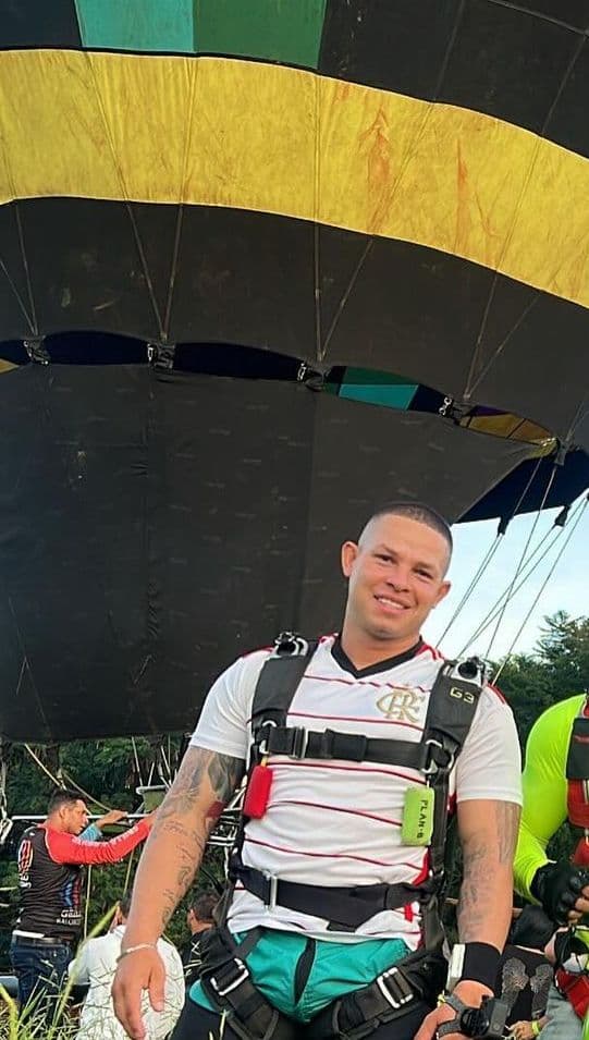 VÍDEO: Balão rasga e paraquedista colombiano cai durante salto em SP
