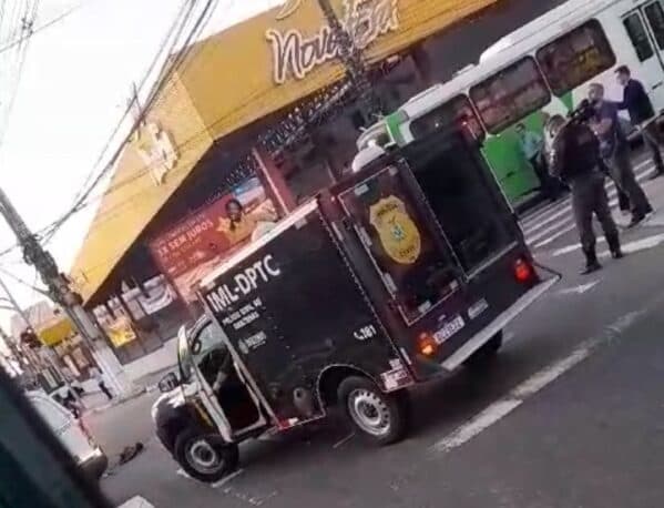 VÍDEO: Motociclista morre atropelado ao colidir com ônibus do transporte coletivo, em Manaus