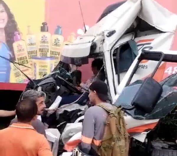 VÍDEOS: Mulher fica presa às ferragens após acidente com caminhão em Manaus