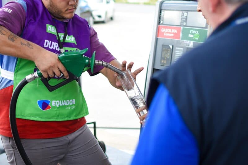 Posto de combustível é autuado por suspeita de vender gasolina adulterada em Manaus