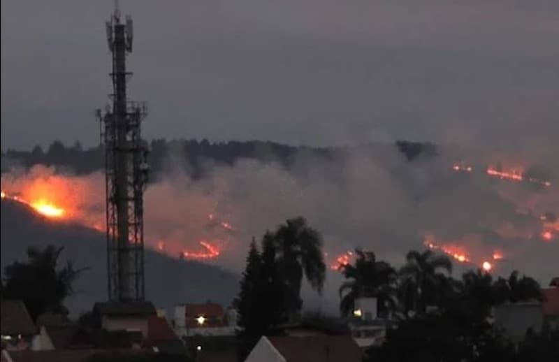 VÍDEO: Incêndio de grandes proporções atinge Morro Santana em Porto Alegre
