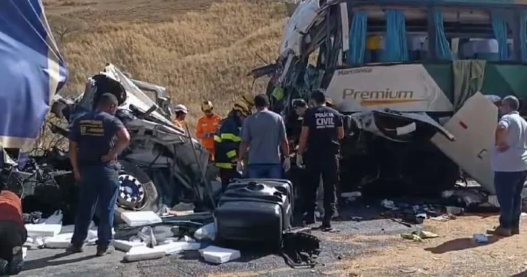 MG: Colisão entre carreta e ônibus deixa quatro pessoas mortas e 32 feridas