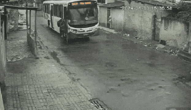 Entregador de aplicativo é quase esmagado por ônibus no Rio de Janeiro