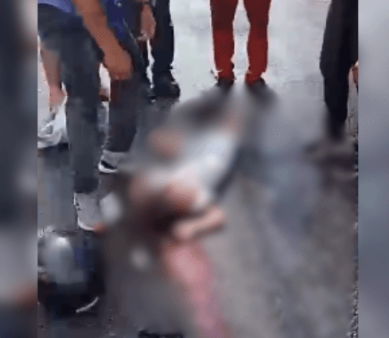 VÍDEO: Criança de 5 anos fica ferida após grave acidente entre carro e motocicleta no bairro Cidade de Deus