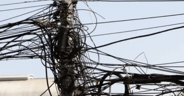 Dupla é presa após furtar fios de poste de iluminação em Manaus