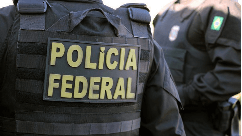 Polícia Federal deflagra operação para apurar falsificação de carteira de vacinação contra Covid-19