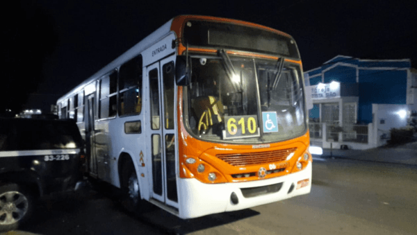 Suspeito de assalto é espancado por passageiros da linha 610, no Centro