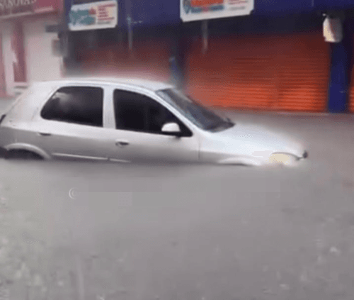 Carro é ‘engolido’ pela água durante forte temporal no Centro de Manaus; vídeos