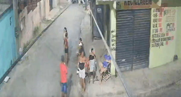 VÍDEO: Moradores vivem momentos de terror na mira de assaltantes, em Manaus