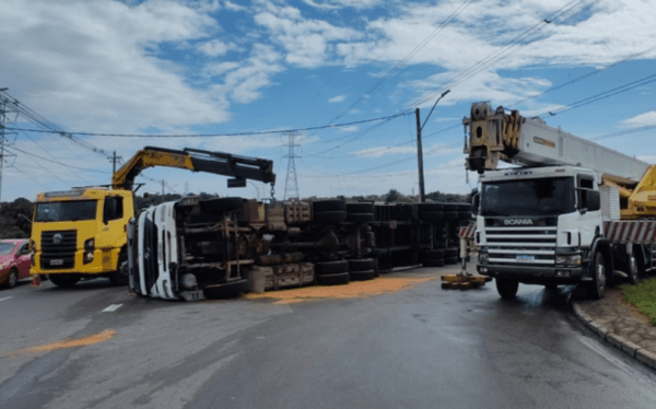VÍDEO: Carreta tomba e deixa o trânsito parado na Av. das Flores