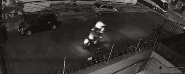VÍDEO: Bandidos furtam motocicletas durante a madrugada no bairro Compensa