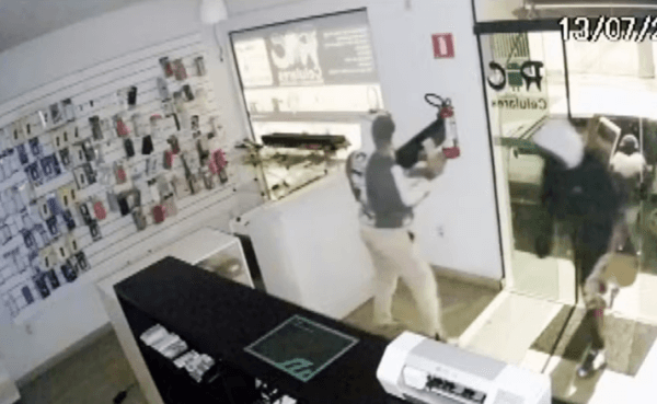 VÍDEO: Criminosos armados invadem loja de celulares e fazem a ‘limpa’, no interior de SP