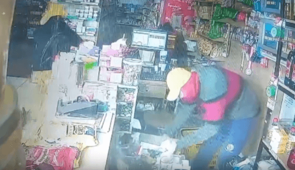 VÍDEO: Assaltantes rendem clientes de mercadinho e roubam R$ 14 mil do caixa, em Itacoatiara