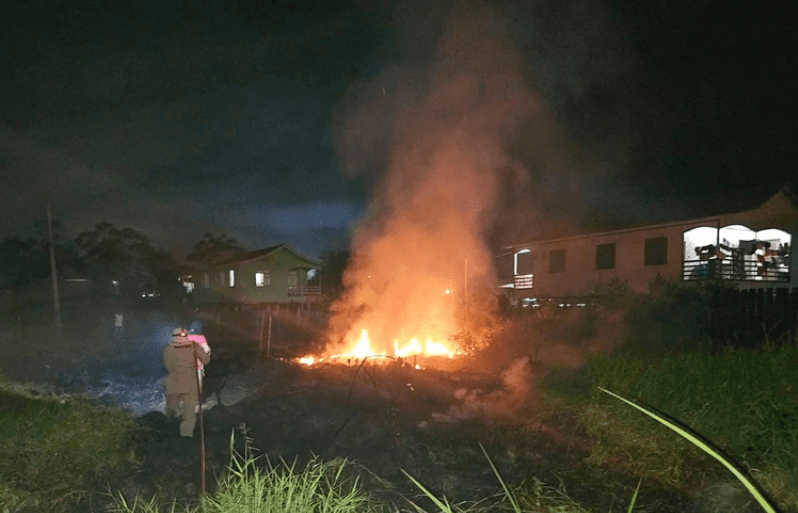 Bombeiros combatem incêndio e impedem destruição de casas em Boca do Acre