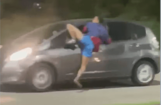 VÍDEO: suspeito é arrastado na janela de carro ao tentar assaltar motorista no RJ