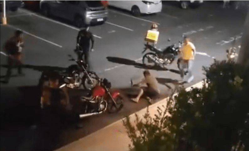 Justiça revoga prisão de motoboys que deram ‘surra’ em morador de condomínio em Manaus