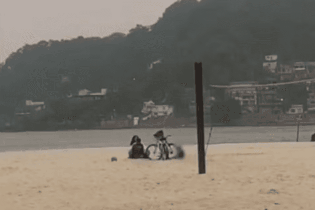 VÍDEO: casal é flagrado fazendo sexo ao lado de criança em praia de SP