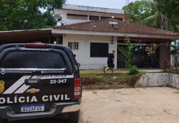 Dupla é presa e adolescente é apreendido por envolvimento em latrocínio, em Santo Antônio do Içá, interior do AM