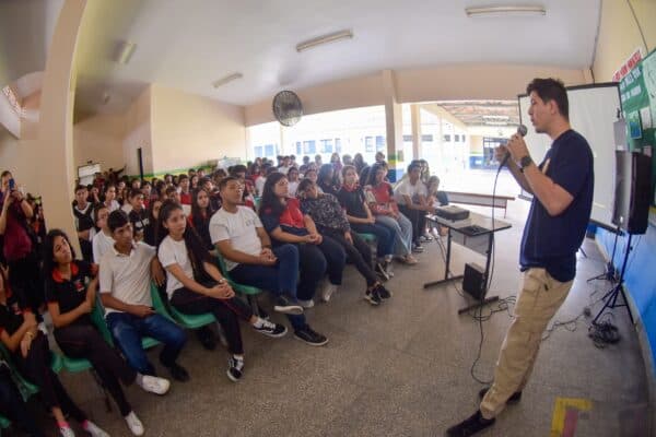 Polícia alcança mais de 4 mil alunos da rede pública com palestras sobre crimes virtuais em Manaus