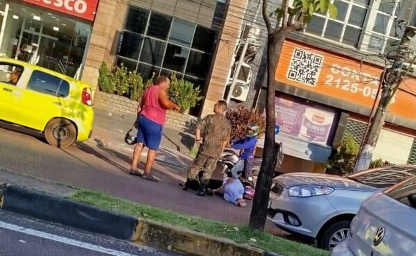 Mulher fica ferida após ser arremessada durante acidente na Avenida Djalma Batista