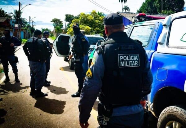 Criminoso se passa por vendedor para enganar mulher e furtar celular, em Manaus