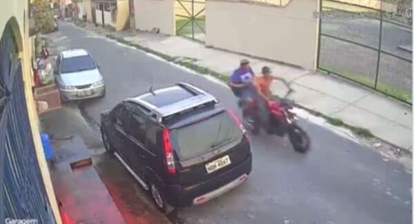 Vídeo: Moradores são encurralados e assaltados em plena luz do dia em Manaus