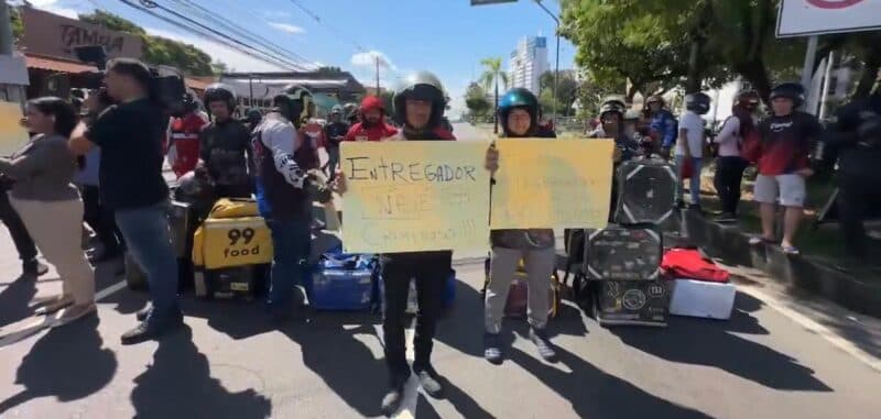 Motoboys fecham avenida em protesto contra prisão de entregadores que deram “surra” em morador de condomínio em Manaus