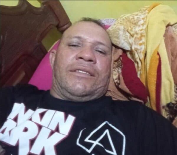 Feminicídio: Homem é procurado por esfaquear a própria esposa durante festa em Itacoatiara