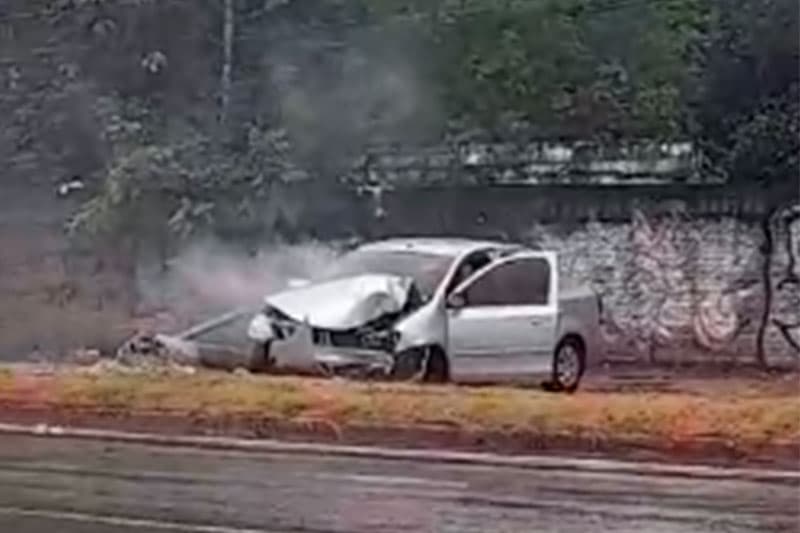 Carro derruba poste após pneu ‘careca’ estourar em Manaus