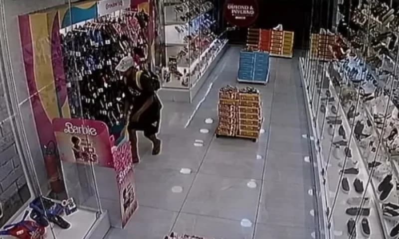 VÍDEO: Homem é preso após ser visto por câmeras de segurança furtando calçados em loja no DF