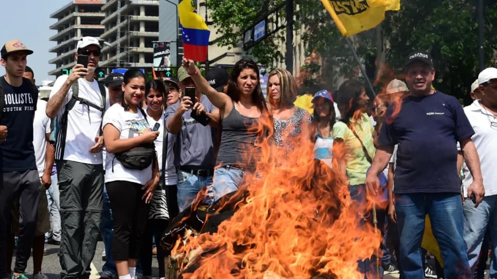 Venezuela liberta 99 detidos por protestos contra reeleição de Maduro há 1 ano