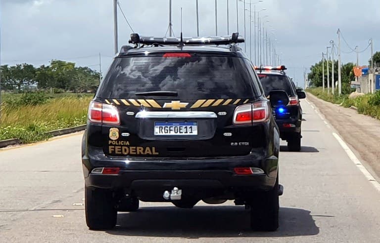 PF deflagra operação na casa de suspeitos de invadir depósito para roubar carga milionária na Receita Federal