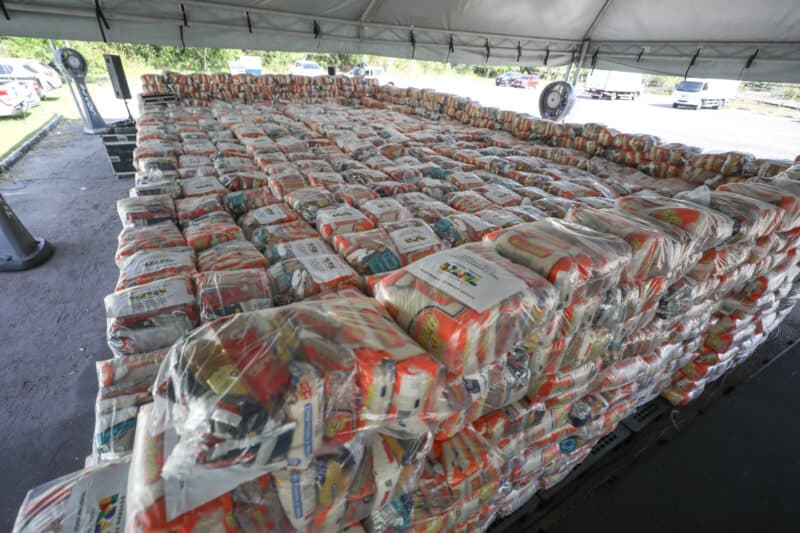Governo envia mais de 200 toneladas de alimentos para pescadores afetados pela estiagem no Amazonas
